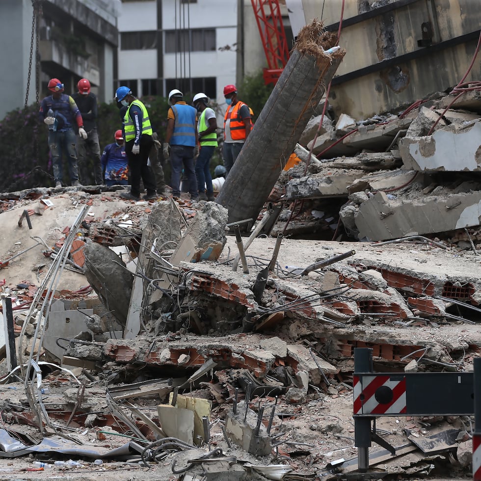 Integrantes de cuerpos de rescate que realizan operaciones de búsqueda en edificaciones afectadas en Caracas
