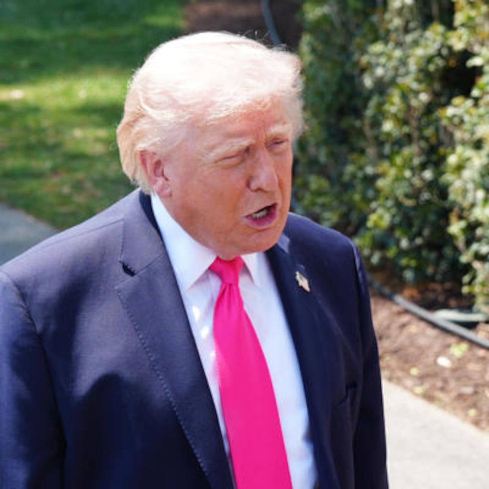 Según el presidente, la tripulación iraní “se negó a escuchar”, por lo que el buque fue atacado en aguas del golfo de Omán, y en este momento se encuentra “bajo custodia” de la Marina estadounidense.