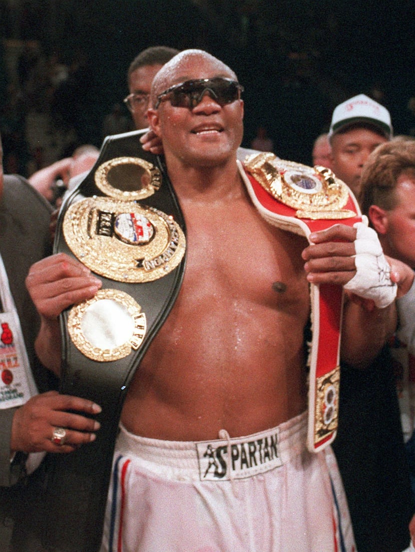 En 1994 George Foreman se convirtió en el campeón mundial del peso completo de mayor edad, con 45 años.