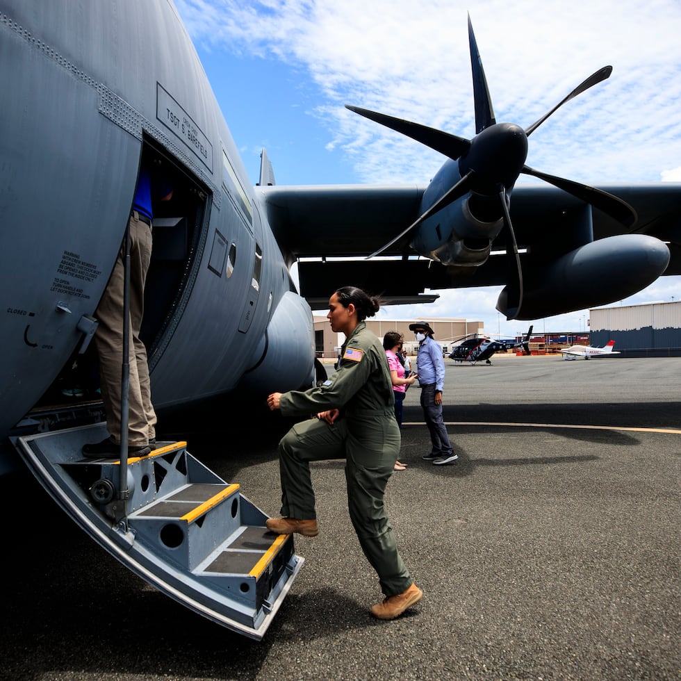 Amarilis Cotto es la primera mujer puertorriqueña en ser parte de la tripulación del avión cazahuracanes.