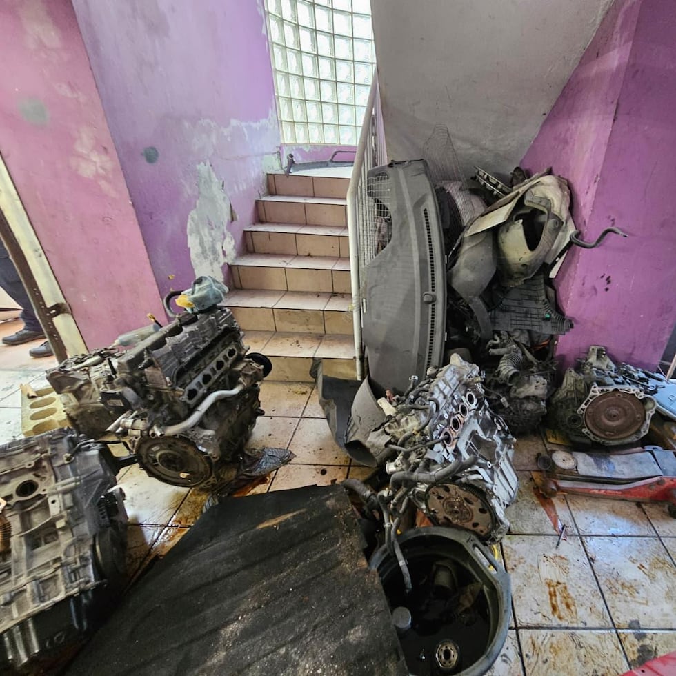Registro y allanamiento en presunto taller clandestino de hojalatería y pintura en Arecibo.