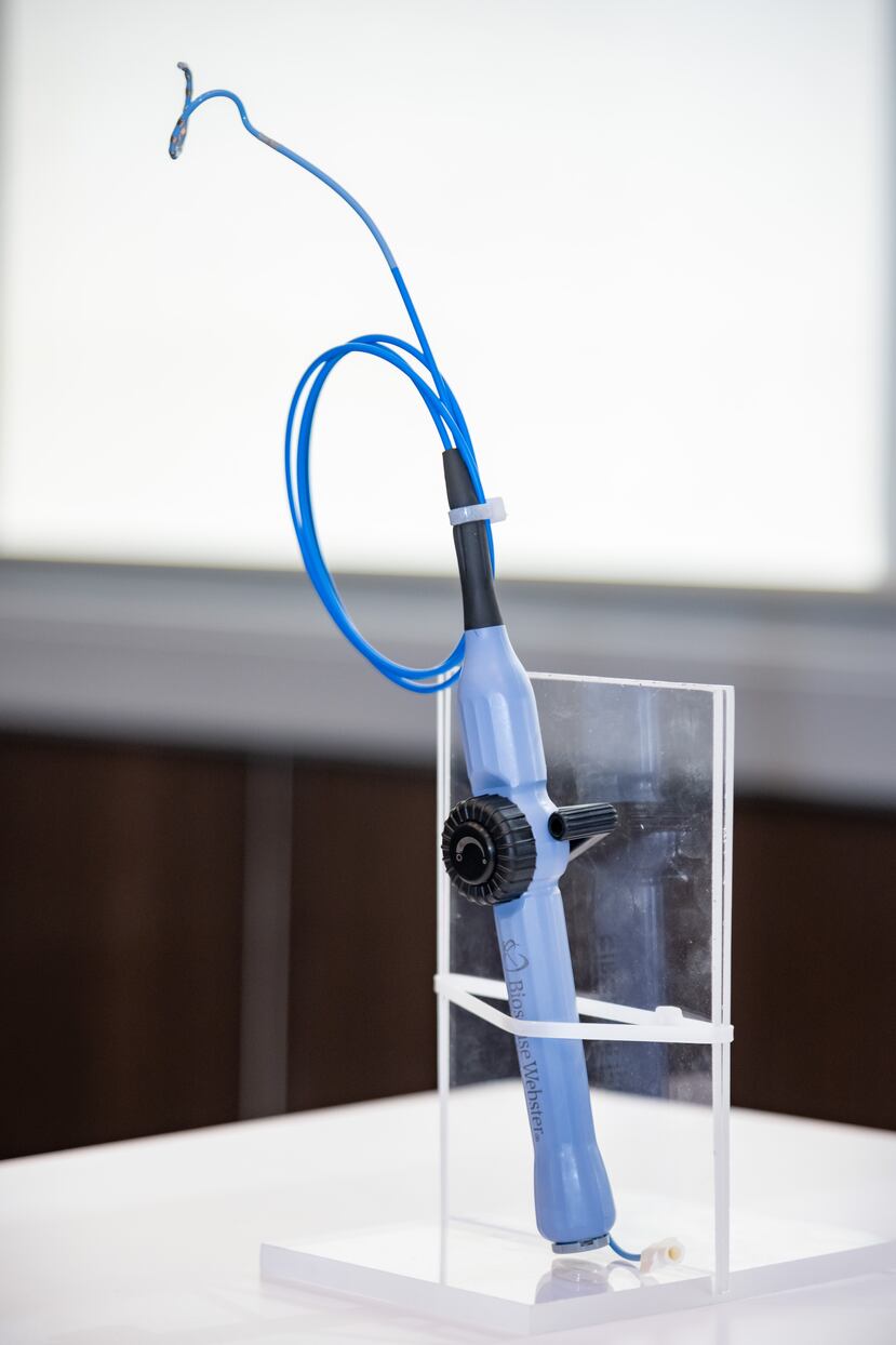 La plataforma VARIPULSE™ introduce en el mercado una alternativa pionera: la ablación por campo pulsado para aislar eléctricamente las venas pulmonares, en donde se encuentra el tejido anormal que causa la arritmia. Esta tecnología utiliza energía eléctrica de forma controlada para no generar daños a los tejidos circundantes, minimizando riesgos asociados a otras energías.