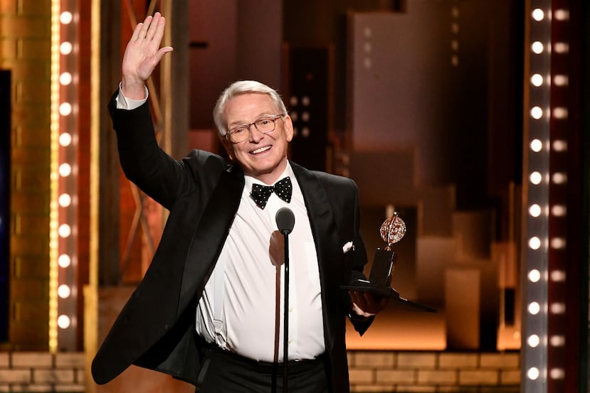 Bob Mackie recoge el premio al mejor diseño de vestuario de un musical por «The Cher Show» en la 73.ª edición de los Premios Tony, celebrada en Nueva York el 9 de junio de 2019.