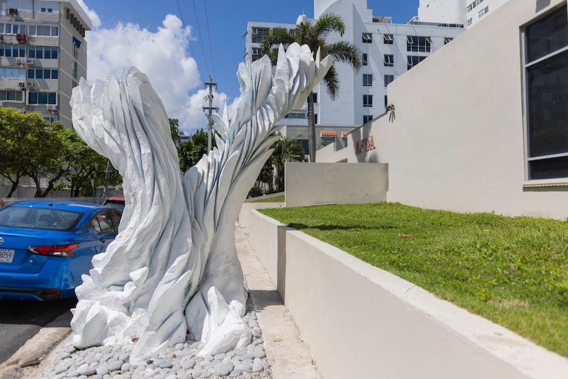 La escultura "Águila", del artista Bolek Ryzinski, está localizada en la calle Cervantes, frente a la Fraternidad AFDA, en el Condado.