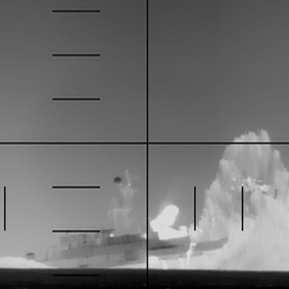 Fotografía tomada de la cuenta oficial en X del Departamento de Guerra de los Estados Unidos @DeptofWar donde se muestra el hundimiento de un buque de guerra iraní por parte de un submarino estadounidense.