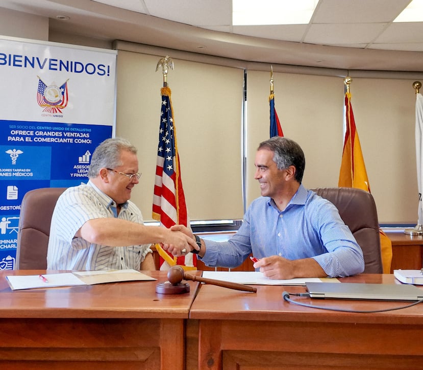 Ramón Barquín III, presidente del Centro Unido de Detallistas, y Carlos M. García, presidente de Nave Bank.