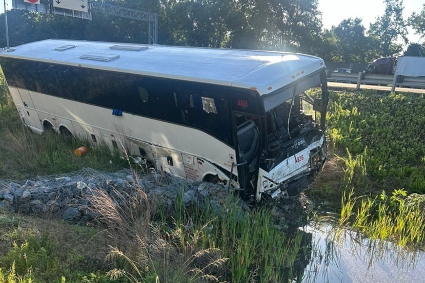 Esta fotografía, proporcionada por la Policía Estatal de Virginia, muestra el lugar de un accidente fatal que involucró a un autobús de pasajeros en la Interestatal 95 cerca de Quantico, Virginia, el viernes 29 de mayo de 2026. (Policía Estatal de Virginia vía AP)
