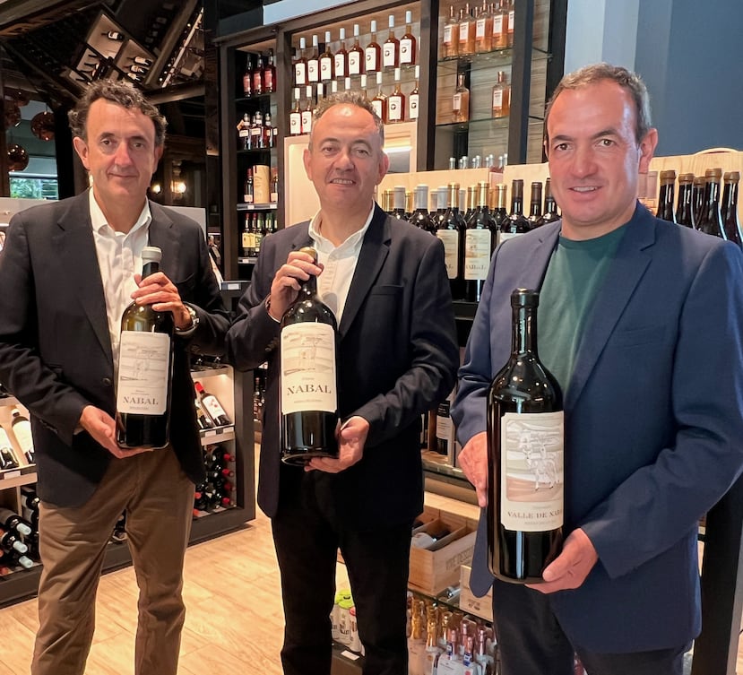 De izquierda a derecha: Daniel, Andrés y Oscar Navarro Balbás, fundadores de las Bodegas Nabal, de España.