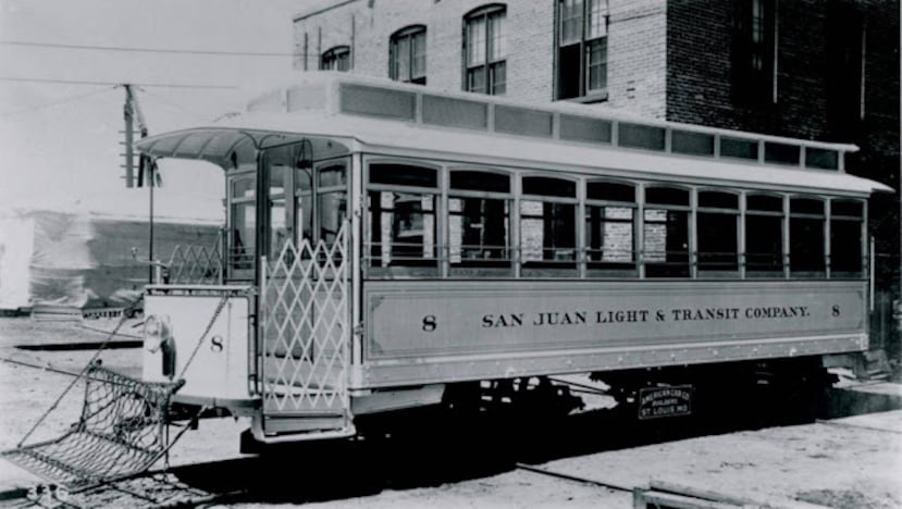 En 1900, la empresa San Juan Light & Transit Co., registrada en Canadá, adquirió la línea de vapor San Juan-Río Piedras y encargó 17 tranvías eléctricos de pasajeros de doble vagón y doble extremo (bidireccionales) a Estados Unidos: diez vagones a American Car Co. de San Luis y siete a John Stephenson Co. de Nueva York.