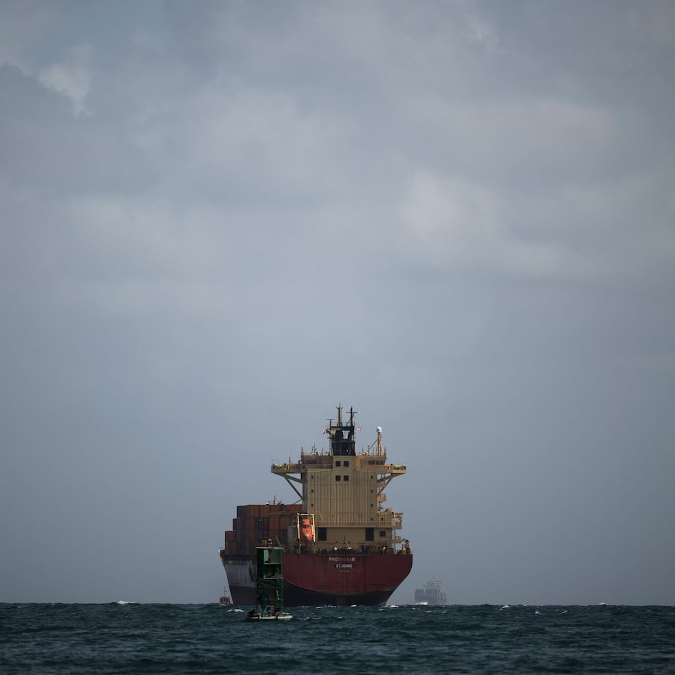 La ley Jones exige que los barcos que transportan mercancía entre puertos de Estados Unidos y sus territorios sean de matrícula, propiedad, bandera y tripulación (75%) estadounidenses.