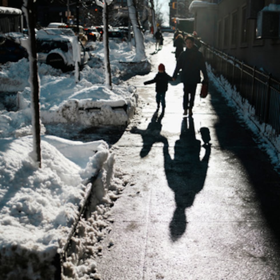 Un hombre lleva a un niño a la escuela el martes, en Nueva York.