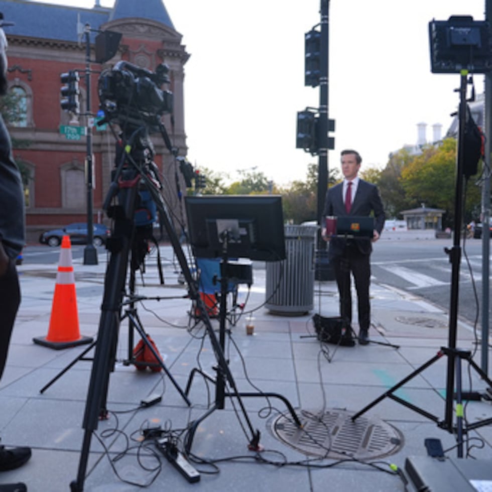 Vaughn Hillyard, corresponsal de MS NOW en la Casa Blanca, realiza un reportaje desde las inmediaciones de la Casa Blanca, el lunes 21 de septiembre.