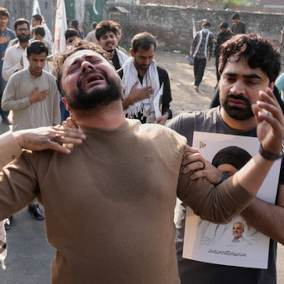 Musulmanes chiíes lloran la muerte del líder supremo iraní, el ayatolá Alí Jamenei, durante una protesta contra Estados Unidos e Israel en Lahore, Pakistán.