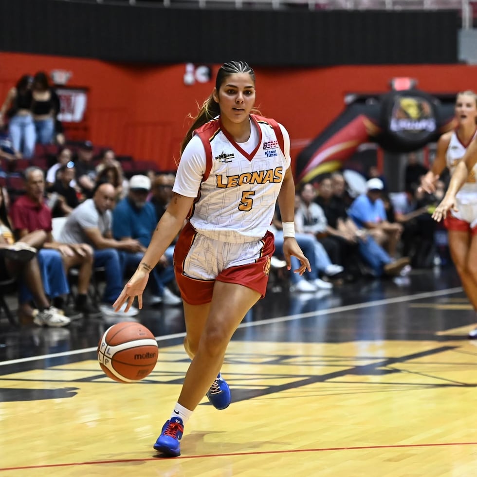Wilneishka Rivera, a la izquierda, conduce el balón por parte de las Leonas de Ponce.
