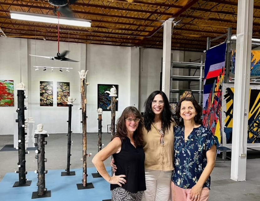 Desde la izquierda, las artistas Glennys Castro, Olga Nexel Gómez e Ilanit Edry, quienes presentan la exhibición “A quien árbol se arrima…” en Santurce.