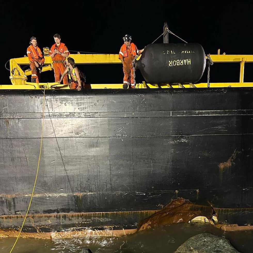 La operación de remoción de la barcaza está a cargo de la compañía Donjon-Smit.