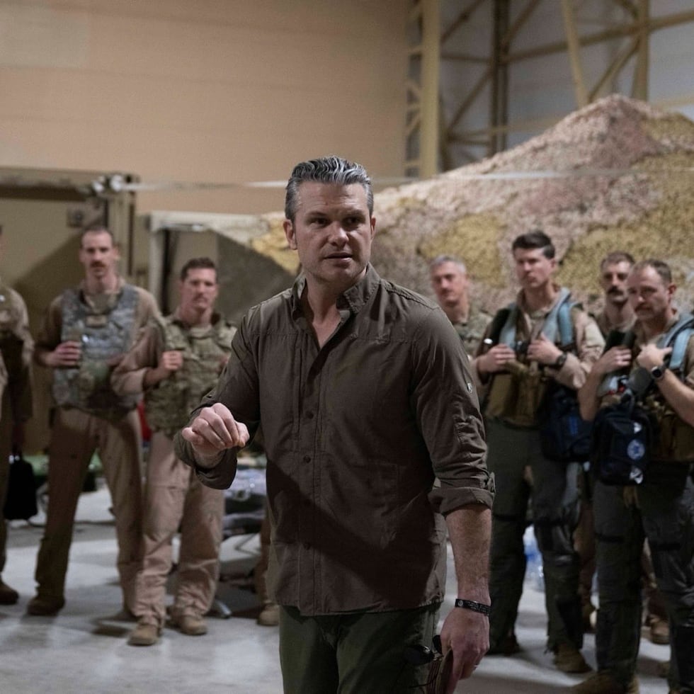 Fotografía difundida en la cuenta en X @PeteHegseth del secretario de Guerra de Estados Unidos, Pete Hegseth (c).