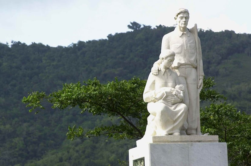 El monumento al Jíbaro se encuentra frente a la PR-52, en Cayey. (GFR Media)