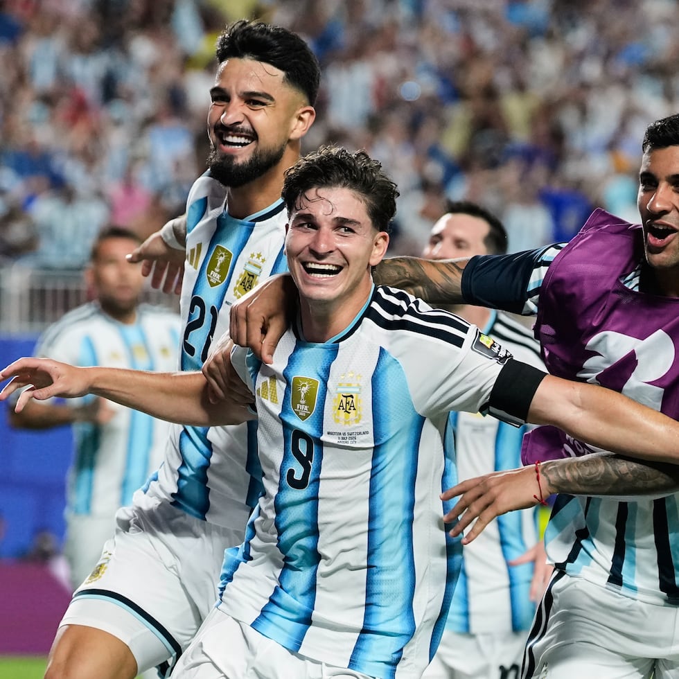 Julián Alvarez celebra luego de quebrar un empate con un gol en el tiempo suplementario del partido de cuartos de final contra Suiza.