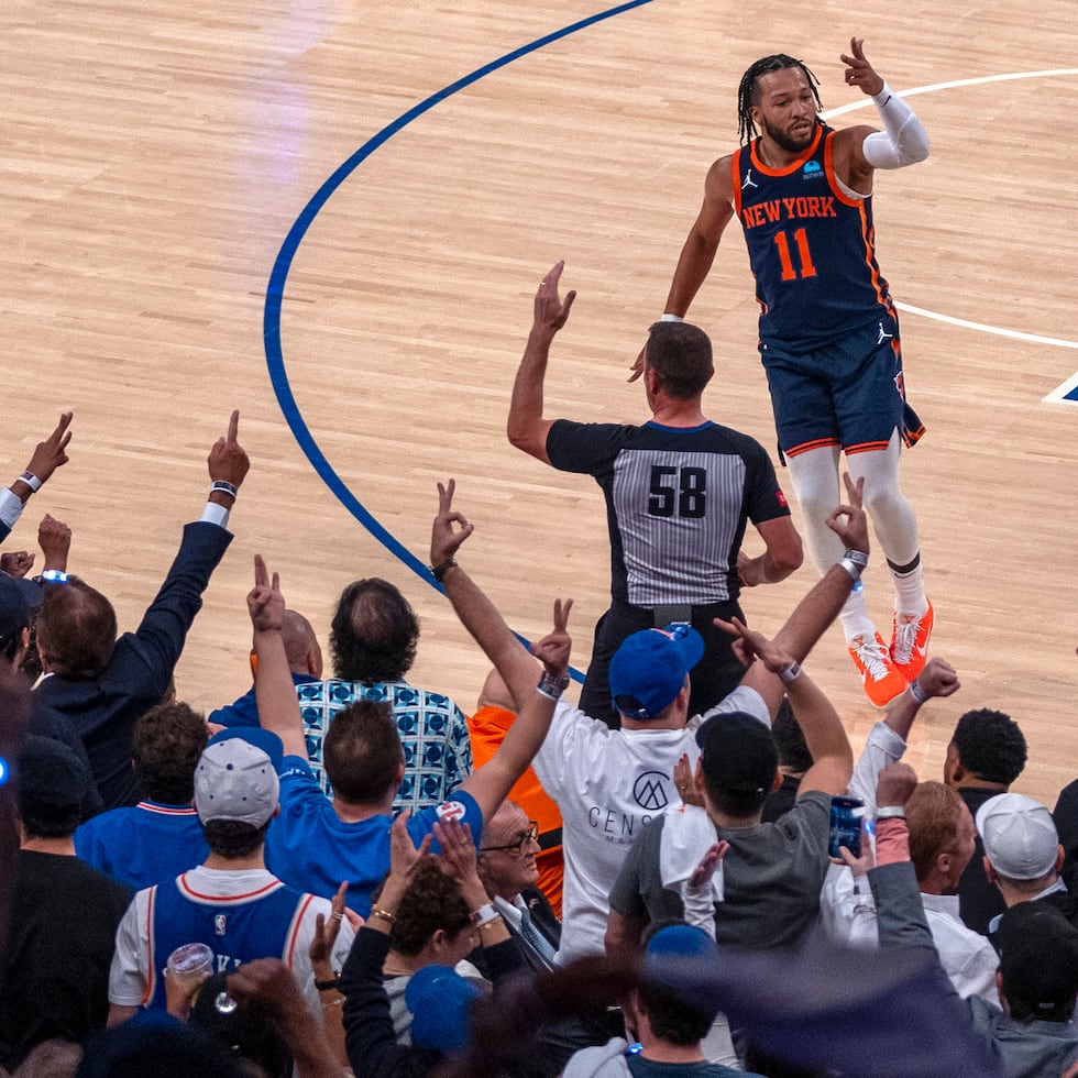 Jalen Brunson, base de los Knicks de Nueva York, celebra con su fanaticada durante un juego en el Madison Square Garden.
