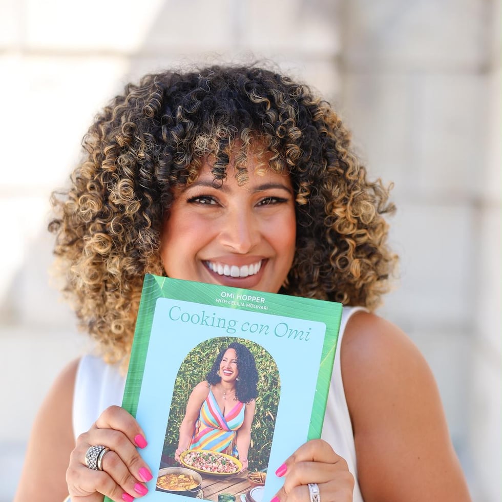 Omi Hopper llegará a Puerto Rico el 20 de agosto, fecha en la que participará en una presentación y firma de libros en The Bookmark.
