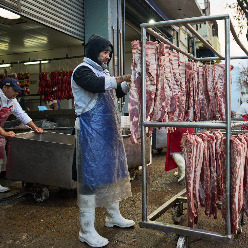 Un trabajador corta trozos de carne en una carnicería de Mataderos en Buenos Aires, Argentina.