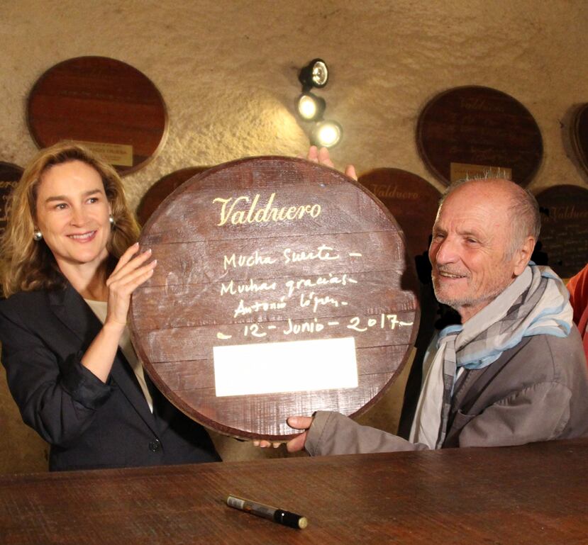 Antonio López miembro de honor de La Tenada Bodegas Valduero