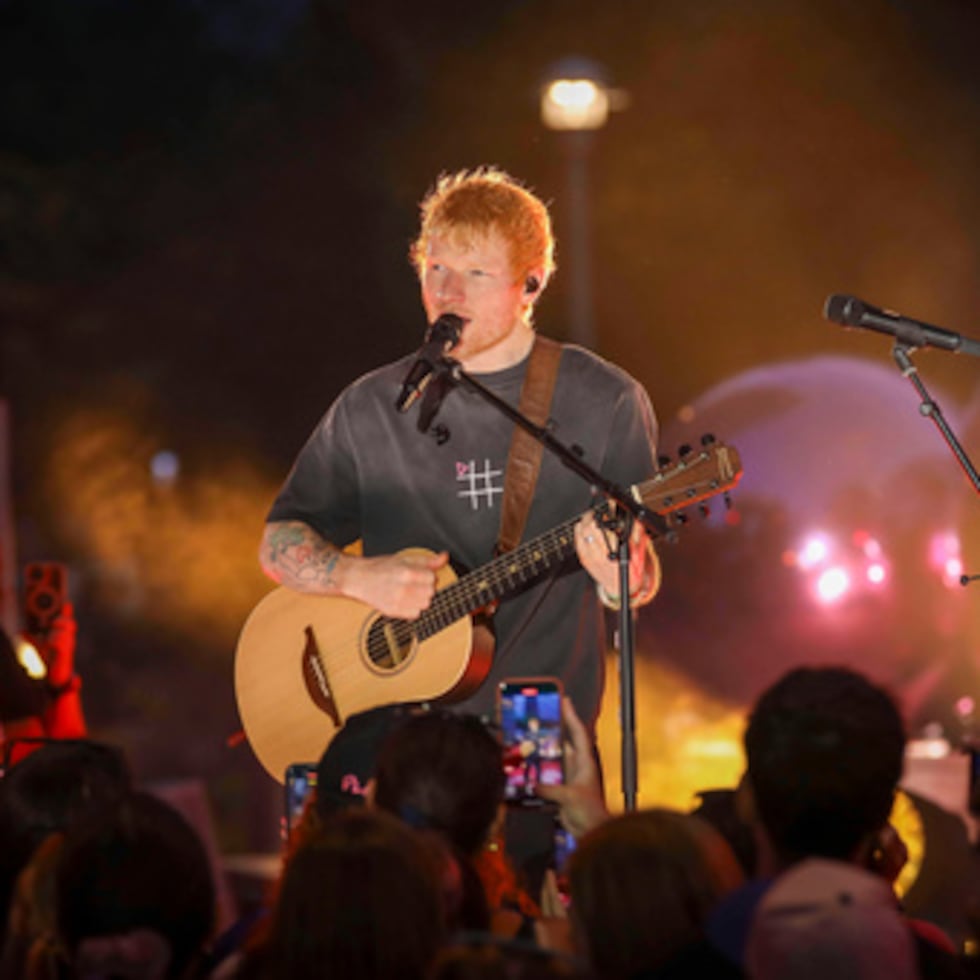 ARCHIVO - El cantautor Ed Sheeran actúa durante el evento «Ed Sheeran's Play: Live from New York», presentado por TikTok, en Domino Square, en el distrito de Brooklyn de Nueva York, el 13 de septiembre de 2025. (Foto de Andy Kropa/Invision/AP, archivo)