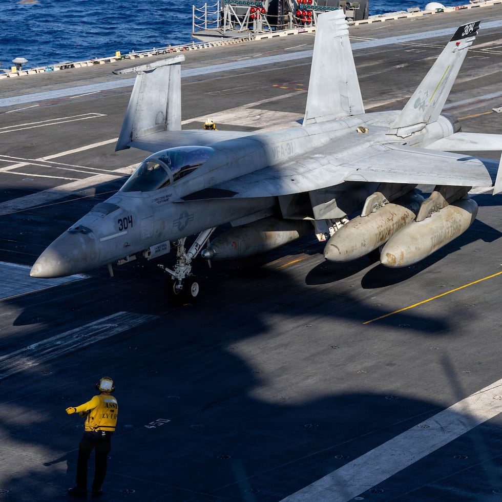 Un jet F/A-18E Super Hornet se desplaza sobre el portaviones más grande de Estados Unidos, USS Gerald R. Ford, durante el desplazamiento de las fuerzas militares en el área del mar Caribe, durante el periodo de tensiones con Venezuela.