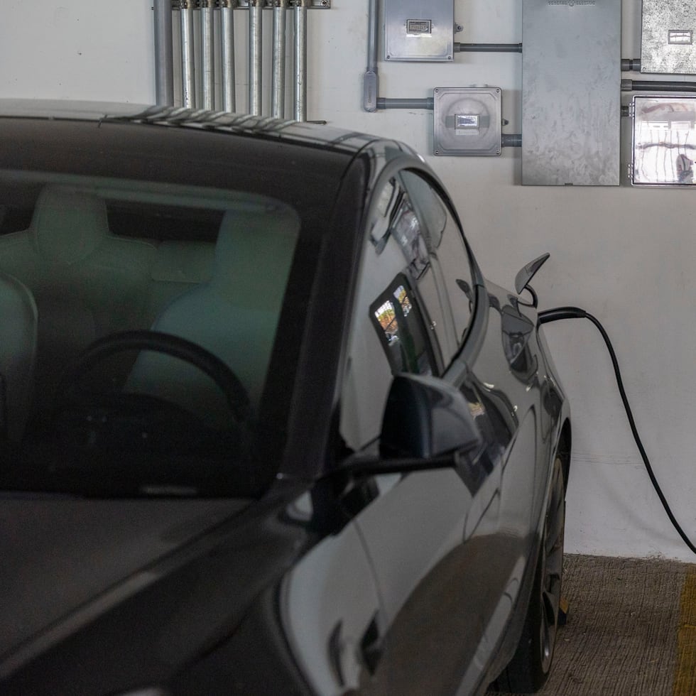 En emisiones de gases de efecto invernadero, el International Council on Clean Transportation estimó que los EV de batería vendidos hoy pueden emitir alrededor de 73% menos en su ciclo de vida que vehículos de gasolina comparables, aun contando manufactura y baterías. Esa diferencia crece a medida que se limpia la generación eléctrica, escribe Luis Aníbal Acevedo.