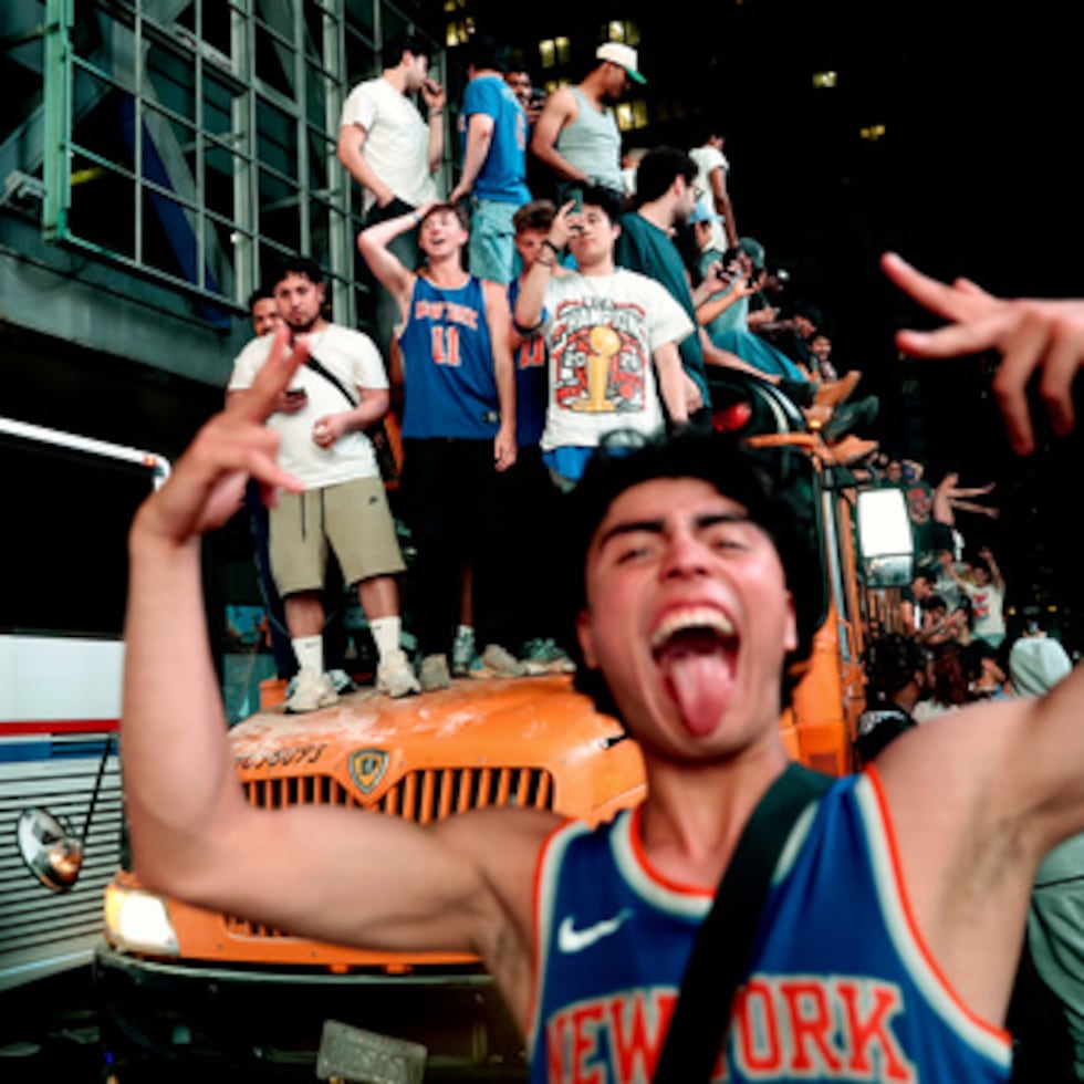 Los aficionados de los New York Knicks celebran su victoria tras el quinto partido de la final de la NBA contra los San Antonio Spurs.