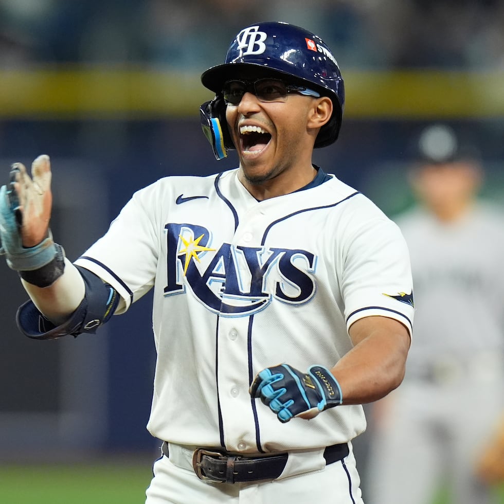 Richie Palacios, de los Rays de Tampa Bay, celebra después de batear un sencillo productor de dos carreras durante la quinta entrada del segundo juego de la Serie Divisional contra los Yankees de Nueva York.