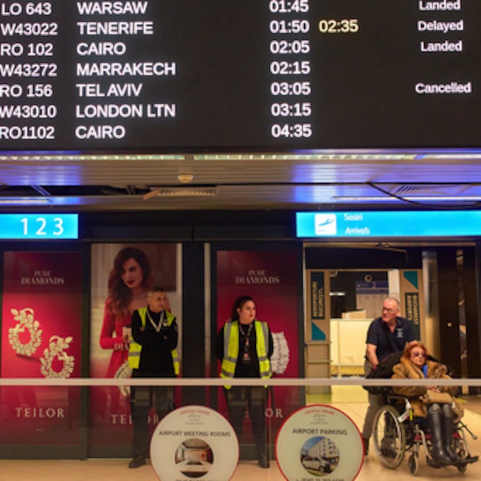 Una pantalla en la terminal de llegadas del Aeropuerto Internacional Henri Coanda muestra vuelos cancelados procedentes de países de Oriente Medio, en Otopeni, Rumanía, el martes 3 de marzo de 2026. (AP Photo/Vadim Ghirda)