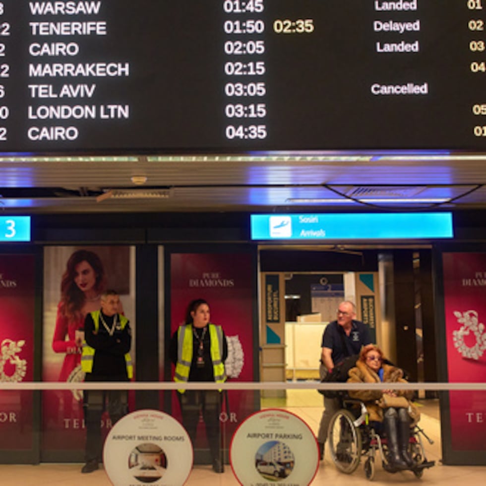 Una pantalla en la terminal de llegadas del Aeropuerto Internacional Henri Coanda muestra vuelos cancelados procedentes de países de Oriente Medio, en Otopeni, Rumanía, el martes 3 de marzo de 2026. (AP Photo/Vadim Ghirda)
