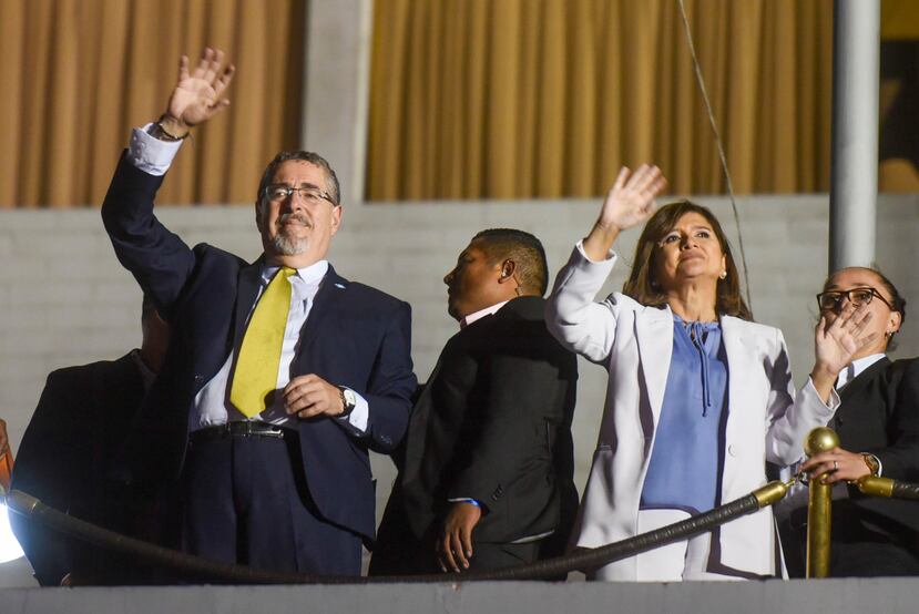 El presidente electo de Guatemala, Bernardo Arévalo, junto a la vicepresidenta Karin Herrera en Ciudad de Guatemala.