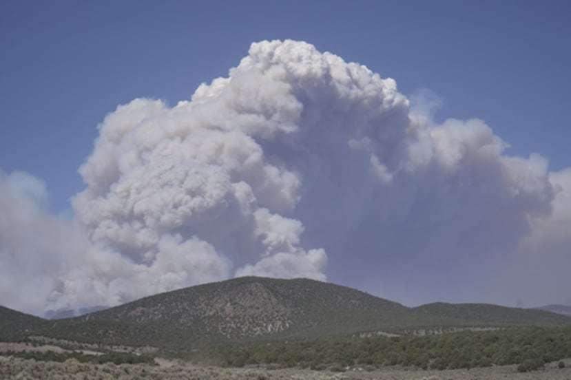 Una columna de humo se eleva desde el incendio de Cottonwood, el viernes 26 de junio de 2026, cerca de Beaver, Utah. (Foto AP/Ty ONeil)