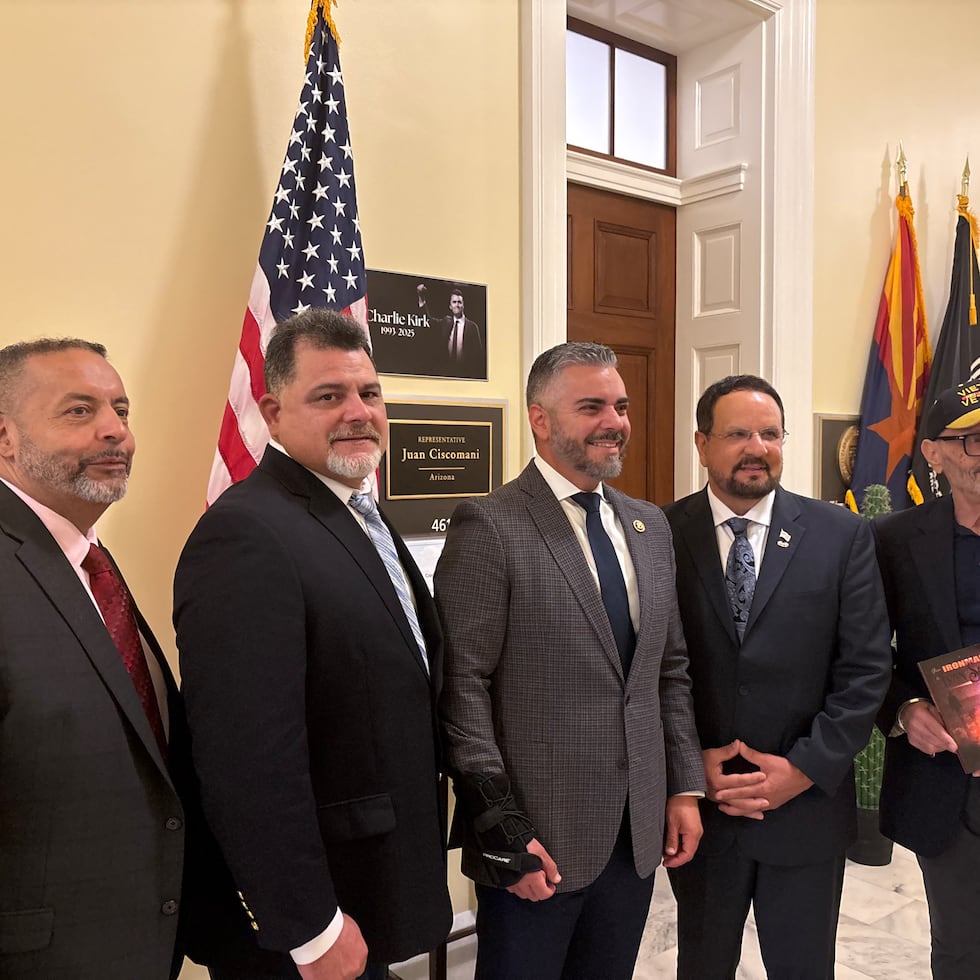 Un grupo de veteranos encabezado por el coronel jubilado Arnaldo Claudio se reunió con el congresista republicano Juan Ciscomani, al centro. Foto por José A. Delgado