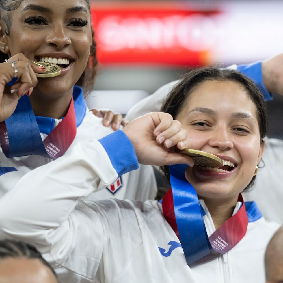 Las jugadoras boricuas posan con sus medallas durante la ceremonia de premiación.
