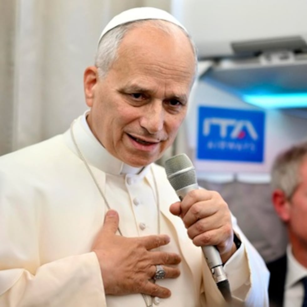 León XIV habla con los periodistas a bordo de un avión a su regreso de una visita de seis días a Turquía y Líbano, el martes 2 de diciembre de 2025. (Alessandro Di Meo/Pool Photo vía AP)