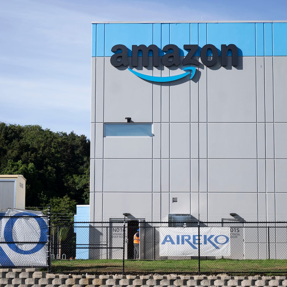 Fachada de la sede del primer centro de distribución y logística de la compañía Amazon en Puerto Rico.