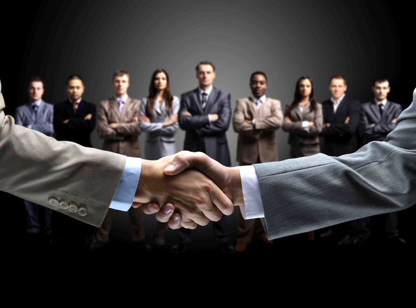A pesar de que creas que eres ‘pana’ de tu cliente, no lo eres, siguen teniendo una relación profesional por la cual debes cuidar. (Shutterstock.com)