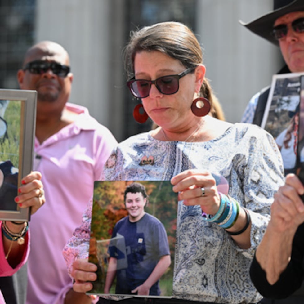 Mary Rodee sostiene una foto de su hijo Riley después del veredicto en un juicio histórico sobre si las plataformas de medios sociales crean adicción y dañan deliberadamente a los niños en el Tribunal Superior de Los Ángeles.