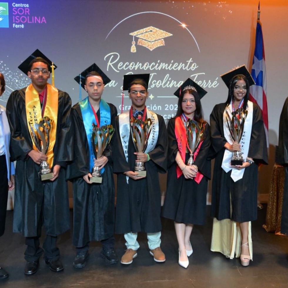 Los estudiantes formaron parte de los 132 graduandos reconocidos durante la decimonovena ceremonia de graduación de la institución.
