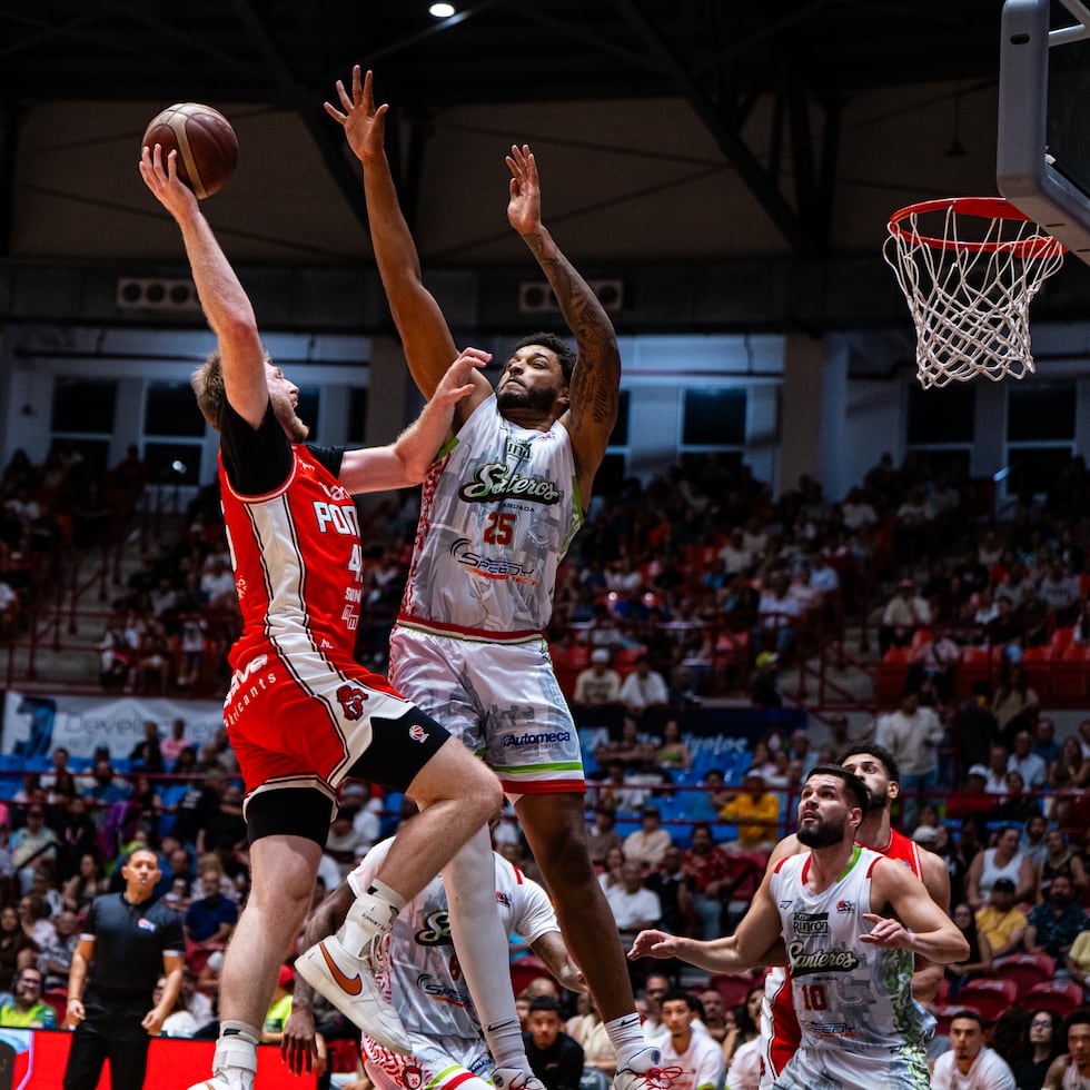 Brady Manek, de los Leones, intenta anotar contra Joel Soriano, de los Santeros, en el primer juego de la final de la Conferencia B del BSN.
