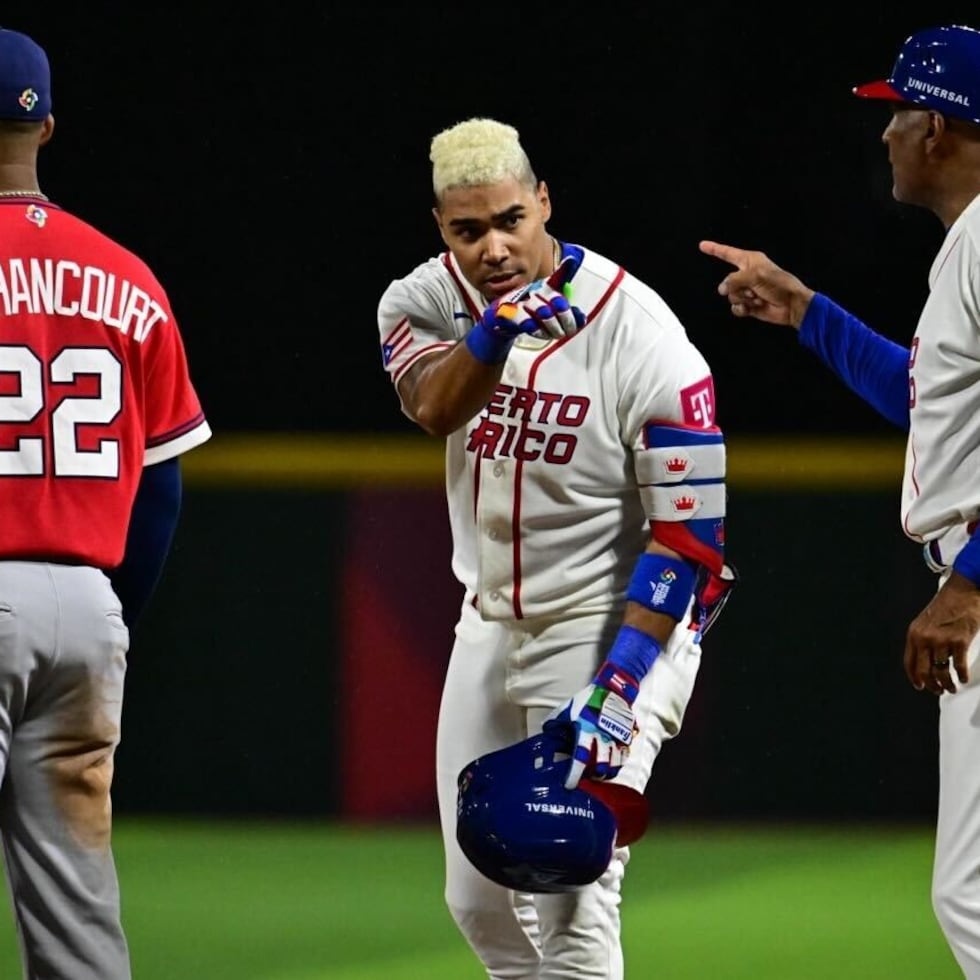 Darell Hernaiz saluda a sus compañeros luego de llegar a la primera base.