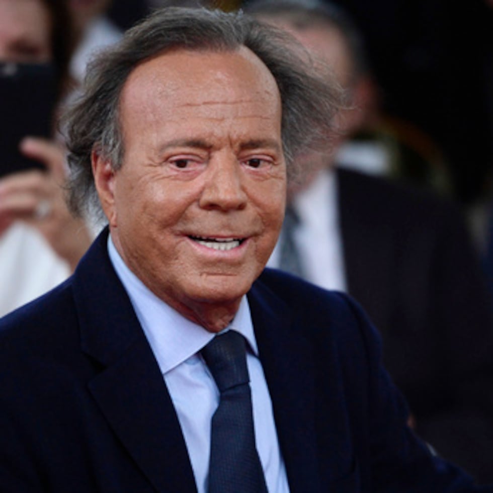 ARCHIVO - El cantante español Julio Iglesias sonríe durante la ceremonia de develación de su estrella en el Paseo de la Fama en San Juan, Puerto Rico, el jueves 29 de septiembre de 2016. (AP Photo/Carlos Giusti, archivo)
