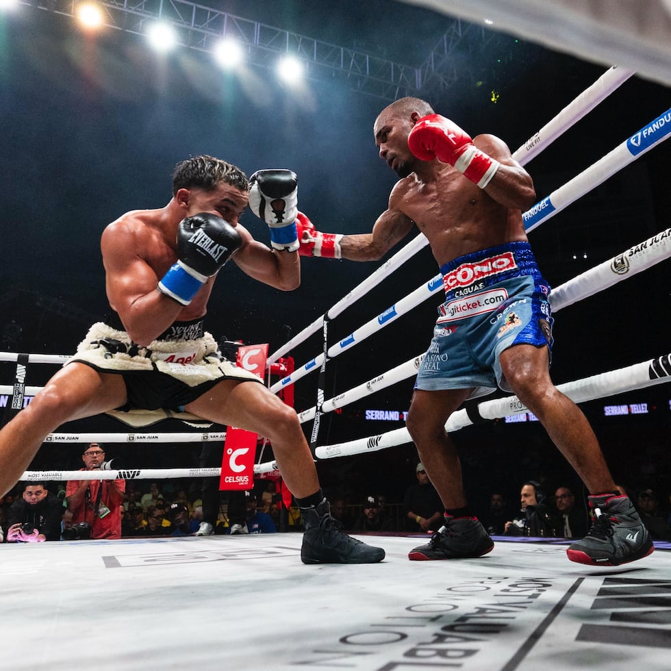 Jonathan "Bomba" González (derecha) conquistó el título interino de las 112 libras de la AMB con una victoria ante Yankiel Rivera (izquierda).