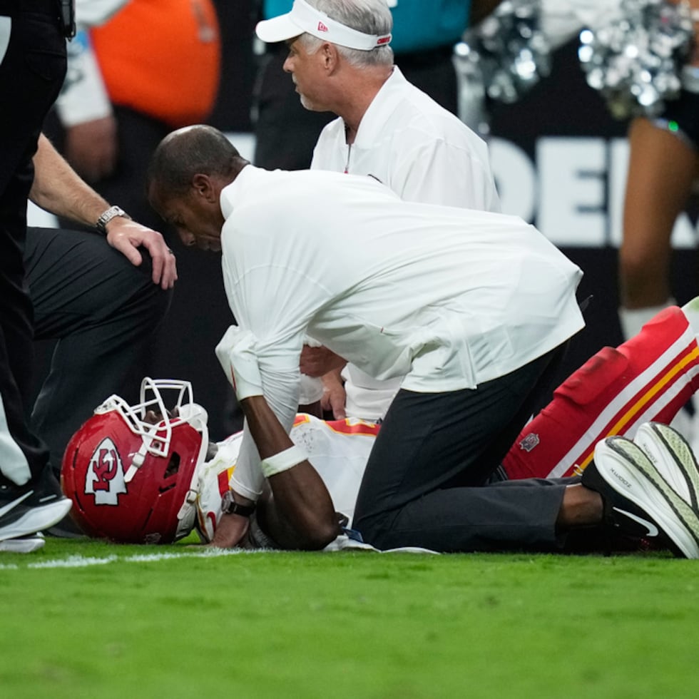 El running back los Chiefs de Kansas City, Tyquan Thornton, permanece tendido en el terreno luego de sufrir una lesión durante la segunda mitad del partido de la NFL contra los Raiders de Las Vegas.