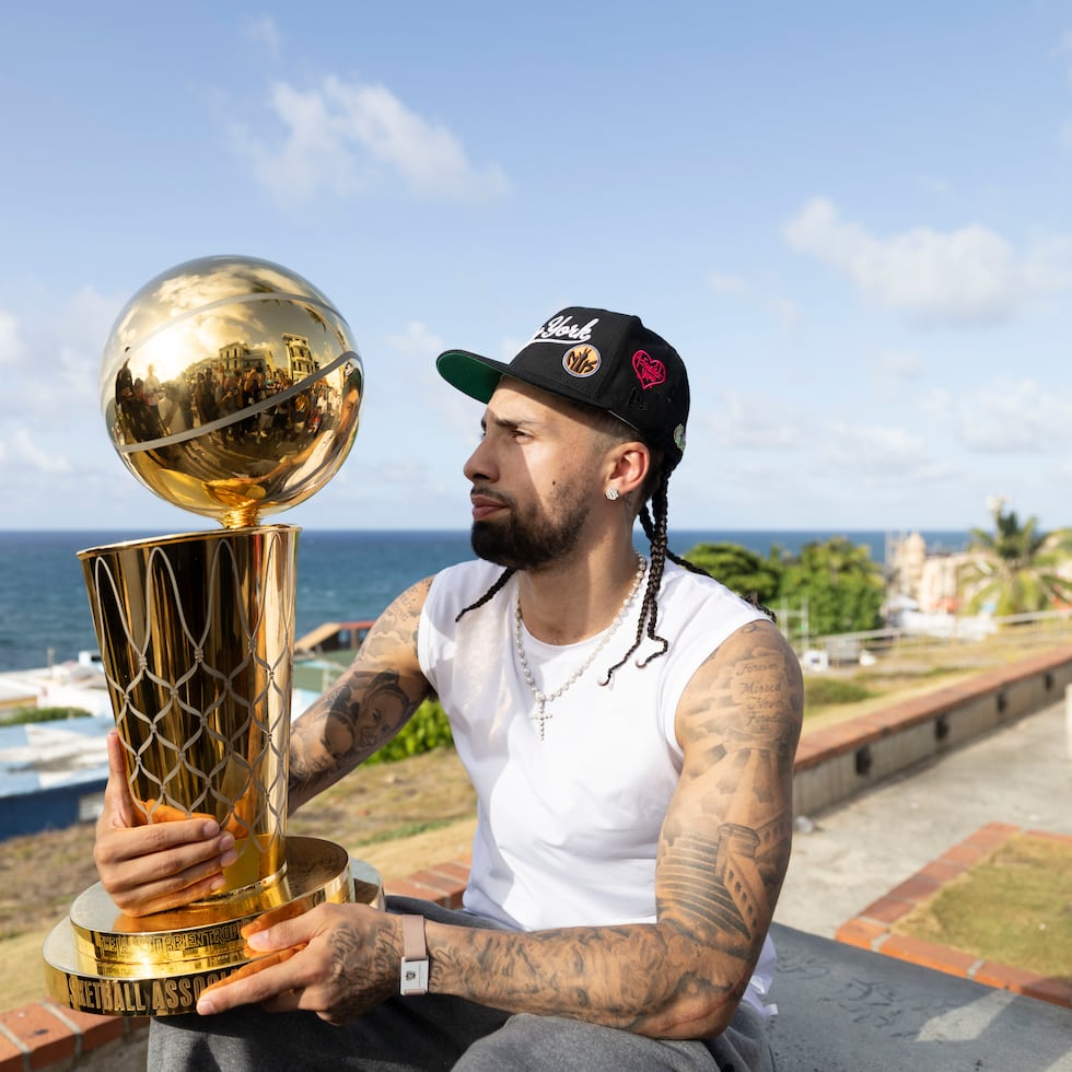 José Alvarado con el trofeo de campeón de la NBA.