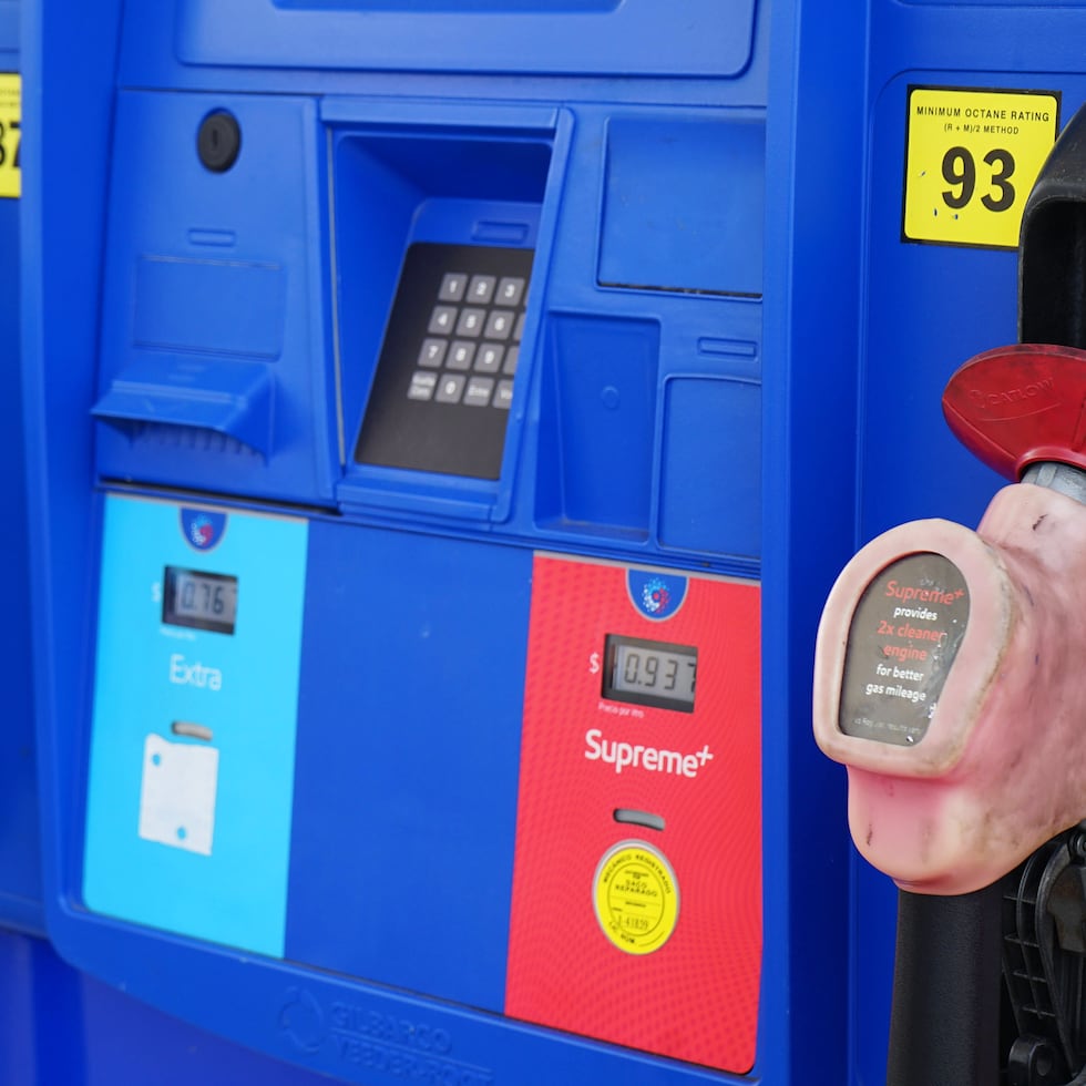 Al momento, mientras que el precio del litro de gasolina regular se ubica en 82 centavos, el combustible “premium” le supera por 10 centavos.